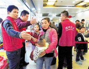 春運第一線，紅馬甲人工搬運服務溫暖回家路